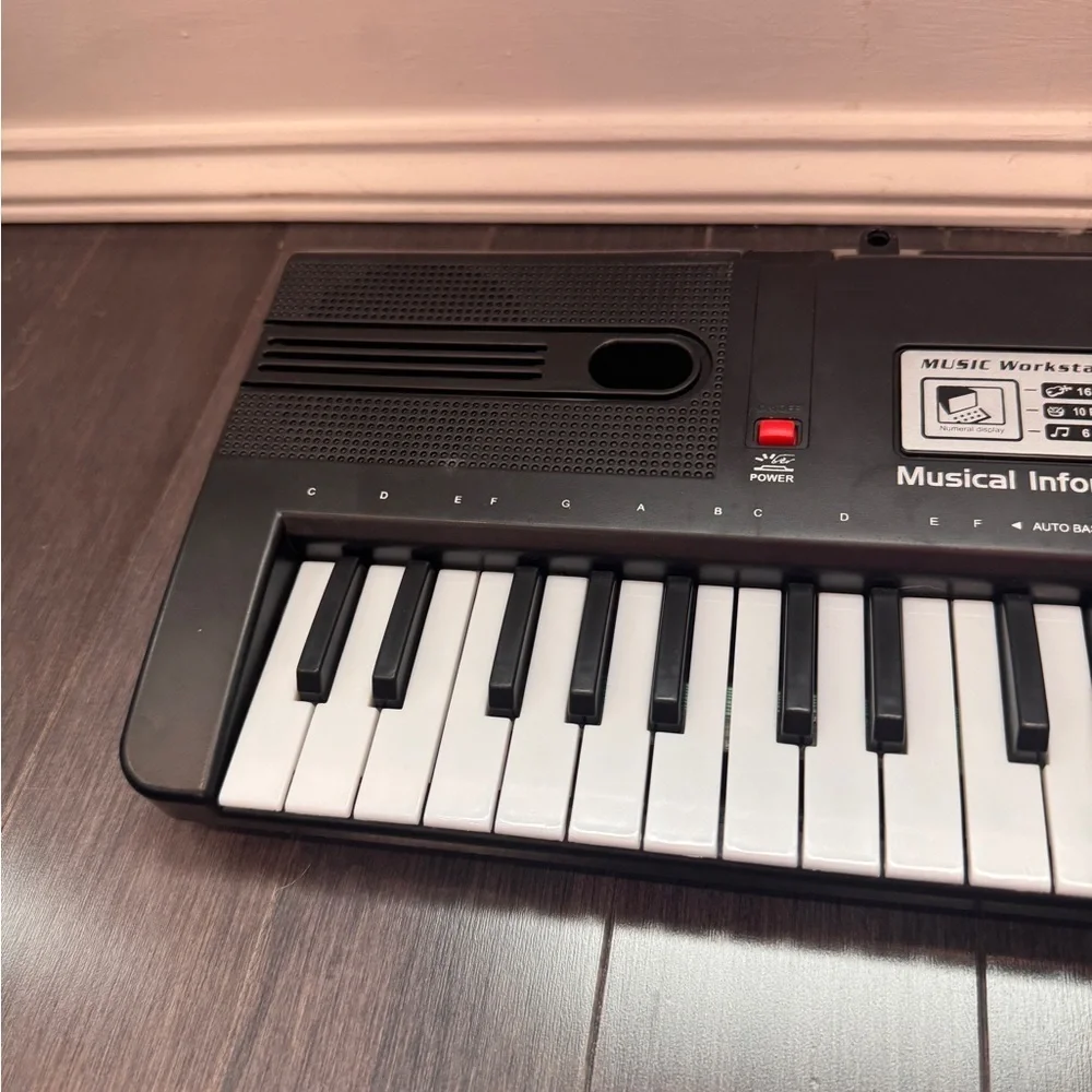Black and White Electronic Lightweight Beginner Keyboard for Kids Toddlers